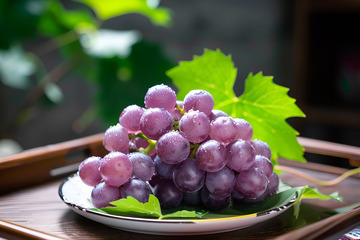 一盘紫色的葡萄