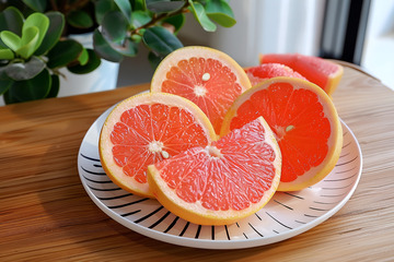 一盘红心柚子