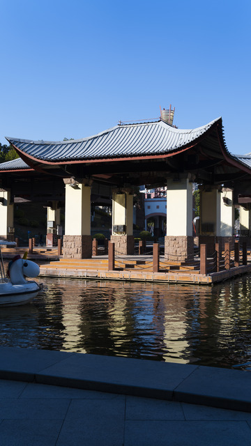 公园河水上的凉亭