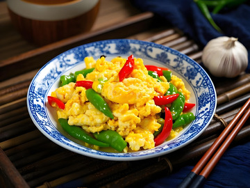 青椒炒鸡蛋摄影图