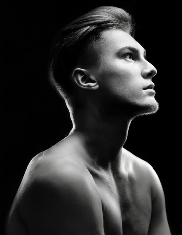 目视前方的男性