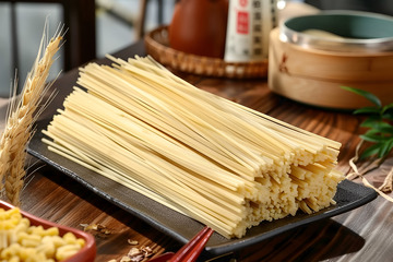 一盘干面条美食