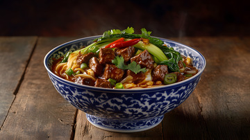 经典牛肉米粉汤汁浓郁营养丰富