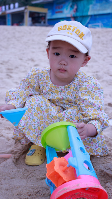 戴着一顶白色帽子