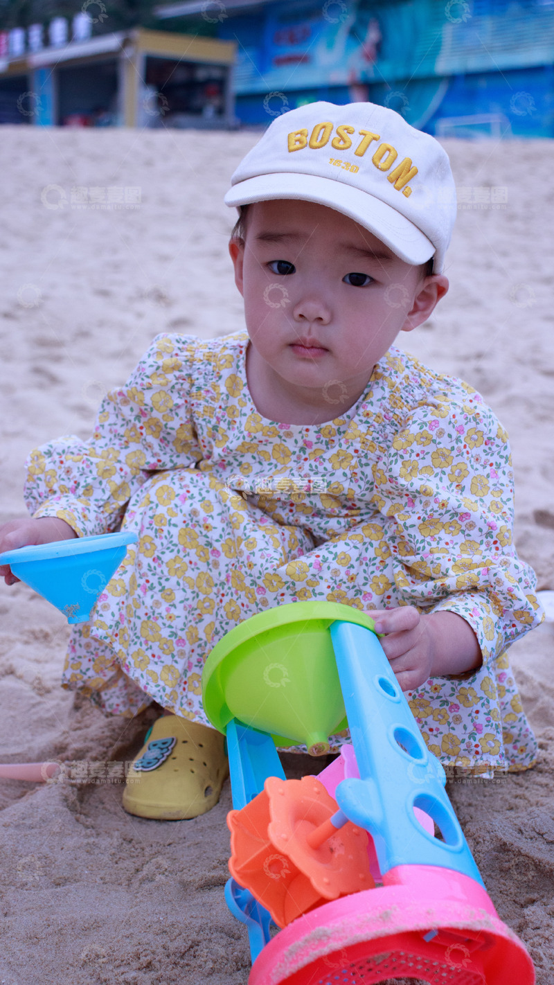 高清大图下载【趣麦麦图】戴着一顶白色帽子