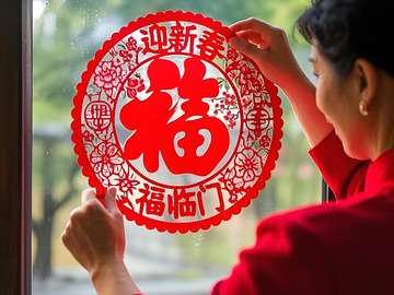春节贴窗花人物摄影图