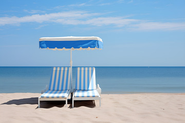 大海沙滩上的躺椅和遮阳伞