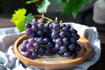 一盘紫色的新鲜葡萄