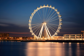 江畔的巨型摩天轮