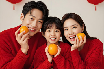 春节人物手拿桔子摄影图