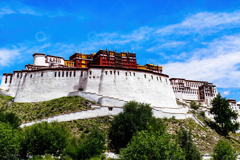 雄伟布达拉宫青山绿树环绕