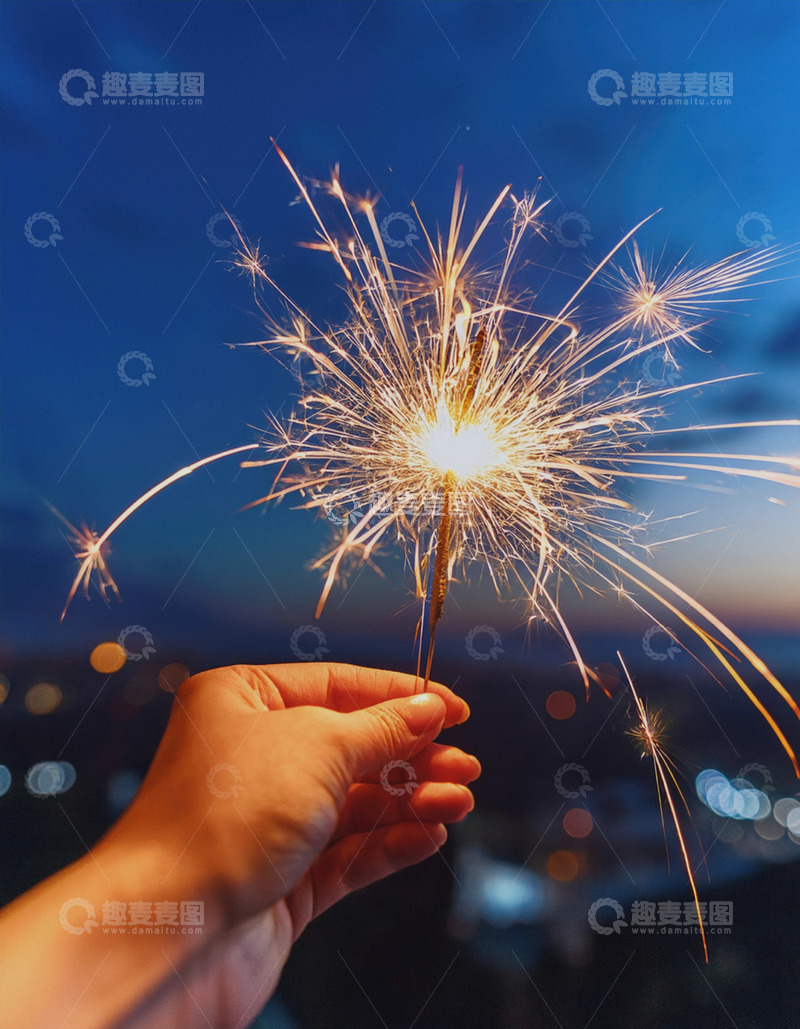 高清大图下载【趣麦麦图】一只手持仙女棒烟花