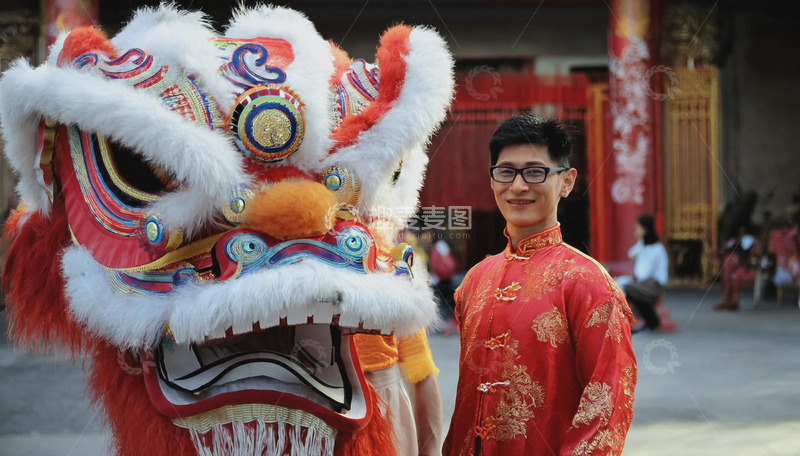 舞狮翩翩洋溢欢乐氛围