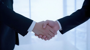 正式西装握手彰显合作诚意