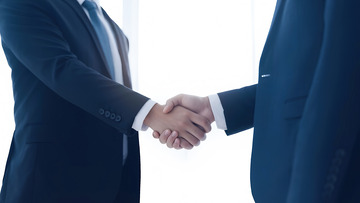 西装握手场景尽显职场风范