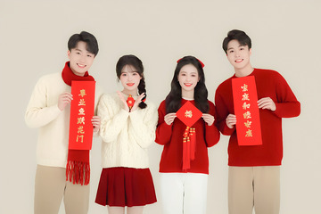 时尚青年手持福字迎节日