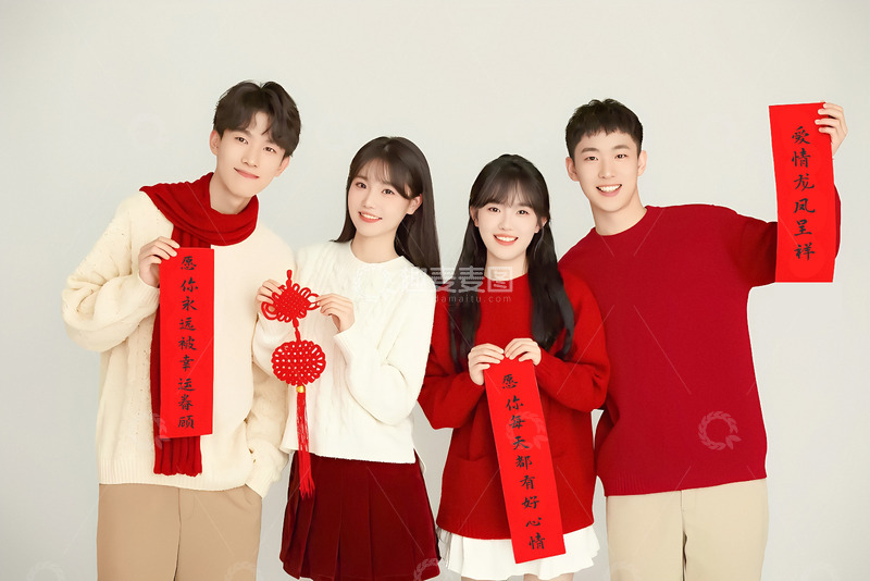 活力青年红福对联彰显节日欢