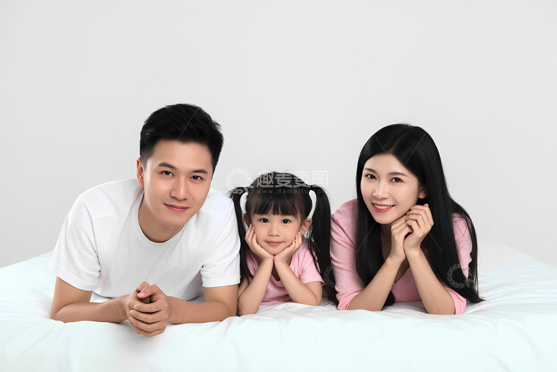 一家三口温馨趴姿秀