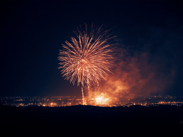 春节节日传统夜晚烟花摄影图