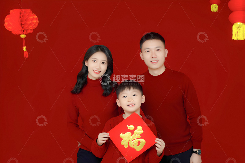 高清大图下载【趣麦麦图】红色背景三口之家福字相伴