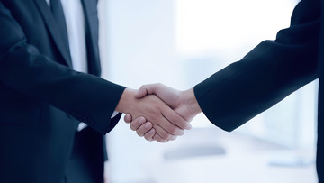 正式西装握手彰显合作诚意1