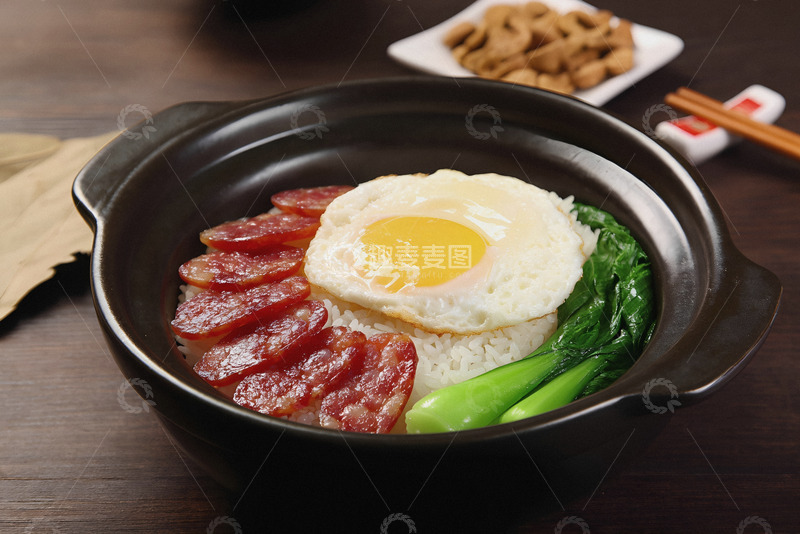 高清大图下载【趣麦麦图】腊肠鸡蛋煲仔饭1