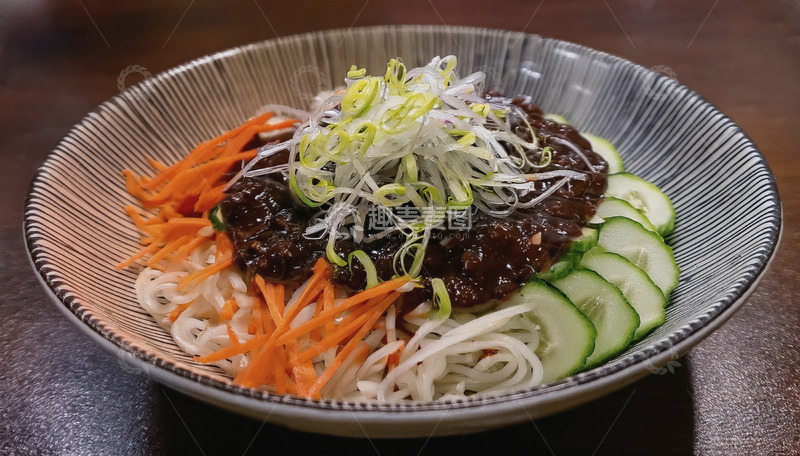 杂酱面：肉酱醇厚滋味悠长