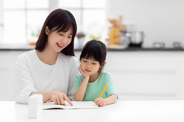 妈妈陪娃作业温馨一幕