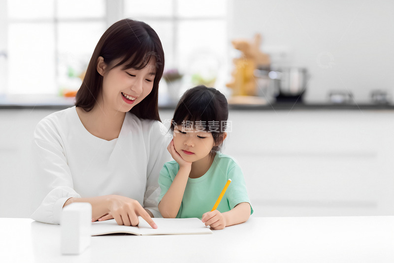 高清大图下载【趣麦麦图】妈妈陪娃作业温馨一幕