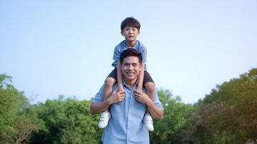 蓝衣爸爸扛娃乐悠