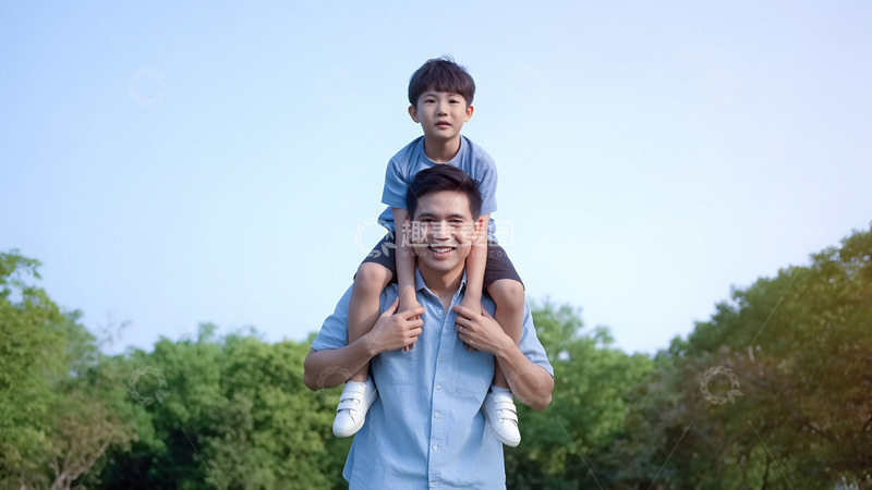 蓝衣爸爸扛娃乐悠