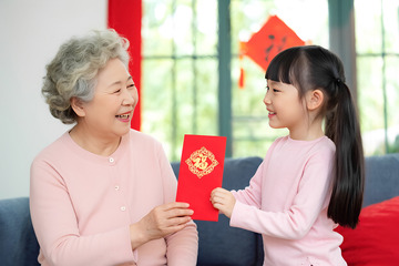 粉衣奶奶收福红包乐开怀