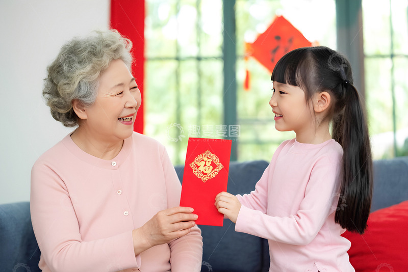 高清大图下载【趣麦麦图】粉衣奶奶收福红包乐开怀