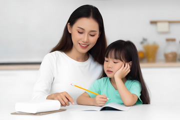 母亲与孩子的亲子温情