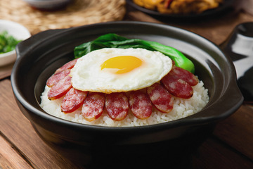 腊肠鸡蛋煲仔饭