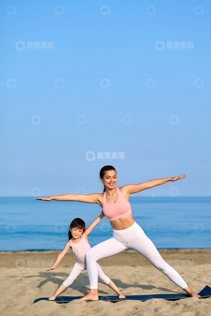 高清大图下载【趣麦麦图】一位穿着粉色运动背心和白色运动裤的女士与一个穿着粉色运动背心和白色运动裤的小女孩在海边的沙滩上做瑜伽