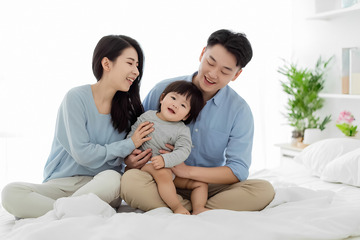 蓝衣父母床前爱娃时