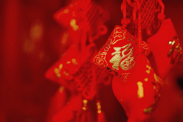 福袋上绣有金色的“福”字