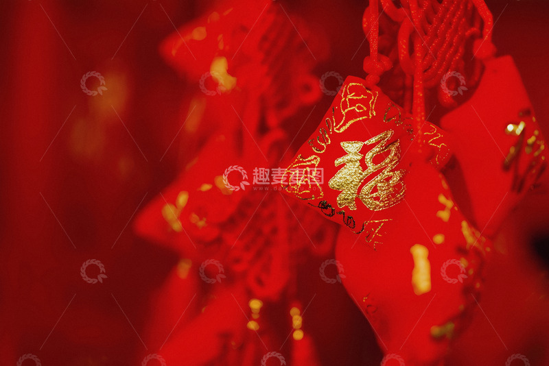 高清大图下载【趣麦麦图】福袋上绣有金色的“福”字