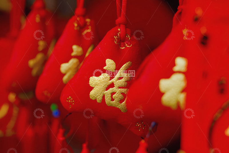 高清大图下载【趣麦麦图】福袋上绣有金色的“福”字1