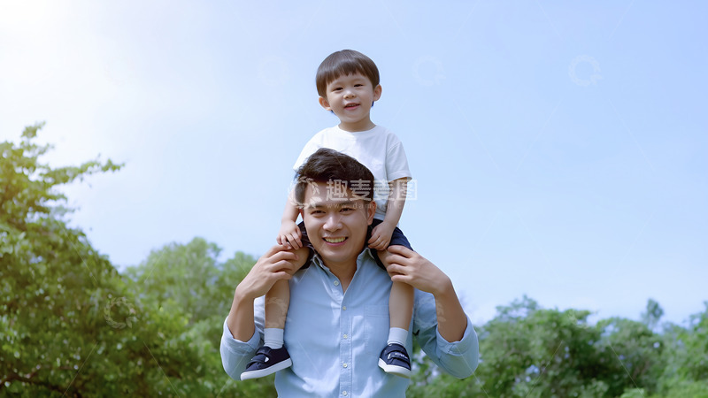 蓝衣爸爸扛娃乐悠1