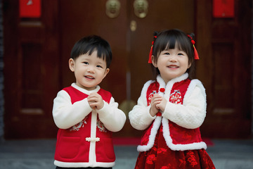 萌娃红装门前祈福庆团圆