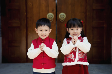 红衣孩童拱手送福欢乐满满