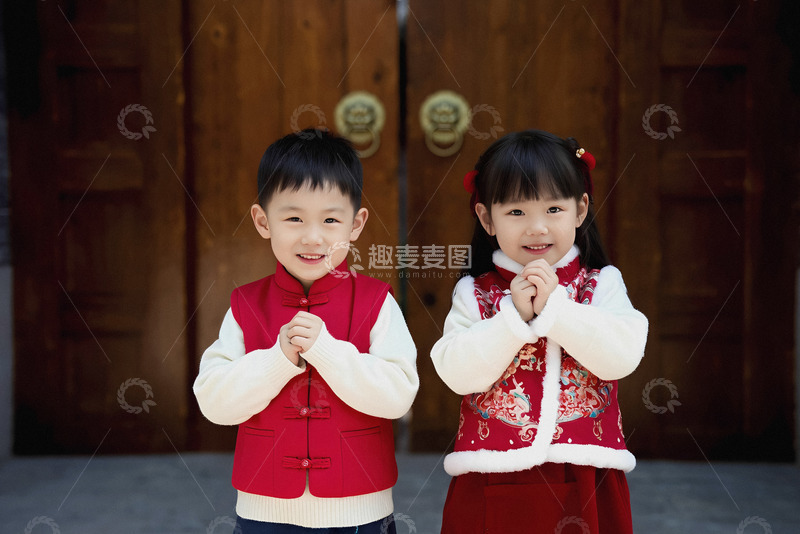 高清大图下载【趣麦麦图】红衣孩童拱手送福欢乐满满