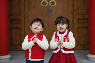 萌娃红白服饰祈福展童真