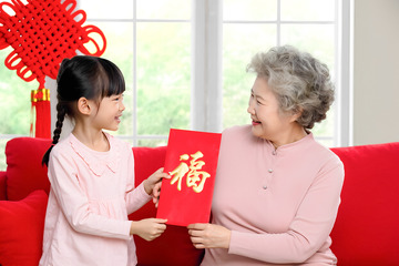 奶奶与女孩福字红包传情
