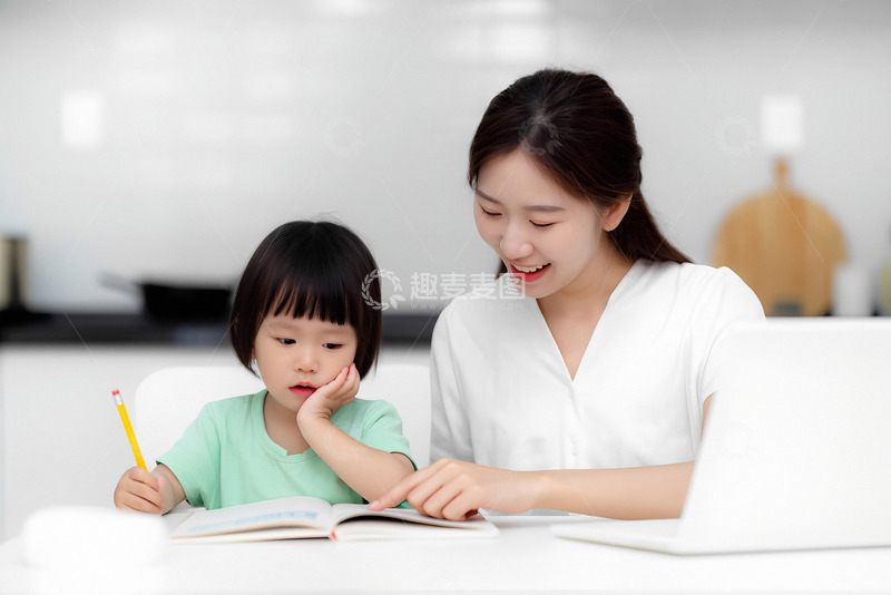 高清大图下载【趣麦麦图】母亲与孩子写作业瞬间