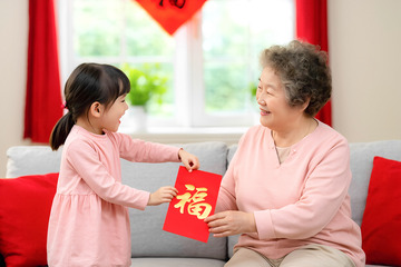 红衣女孩福红包献可爱奶奶