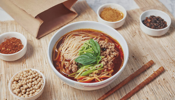 舌尖重庆小面：传统美味呈现