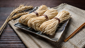 筷子旁的面条静物1